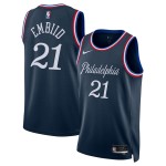 Maillot NBA Philadelphia 76ers Joel Embiid Nike 2025-26 City Edition Navy Swingman - Homme